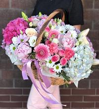 Цветочная композиция из Розы, Хризантемы, Пионы и Лизиантусы в корзине в Бирючах