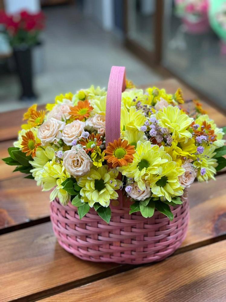 Цветочная композиция из Хризантемы и Розы в корзине в Бирючах