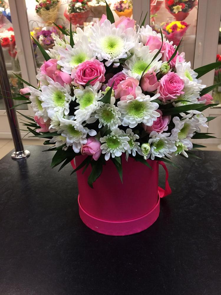 Цветочная композиция из Розы и Хризантемы в шляпной коробке в Бирючах