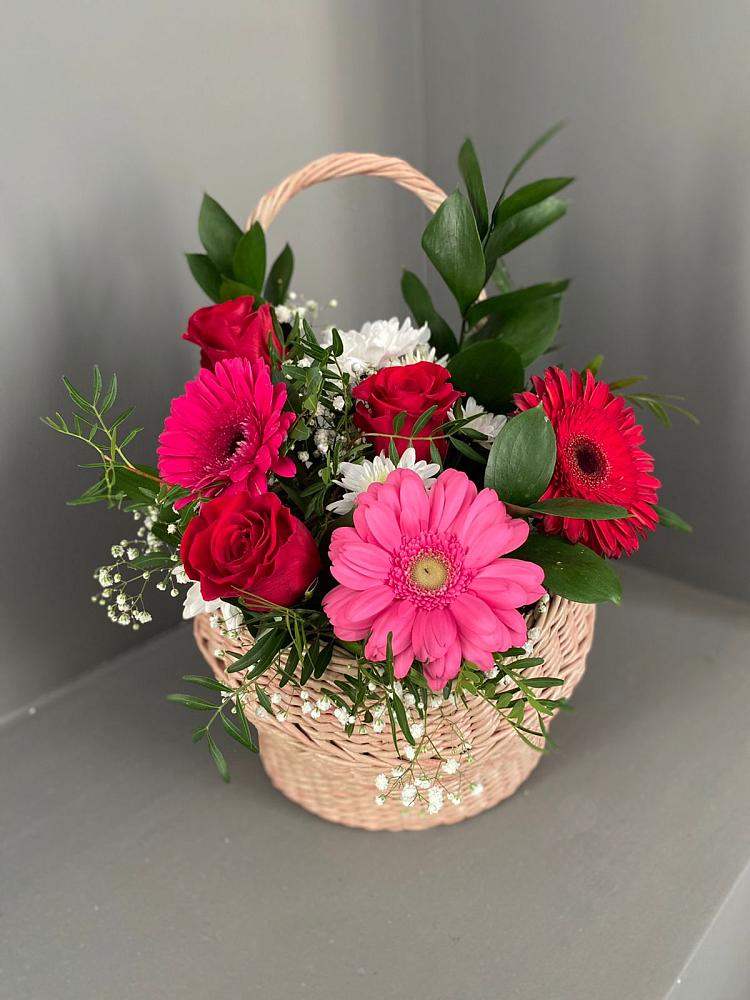 Цветочная композиция из Розы, Хризантемы и Герберы в корзине в Бирючах
