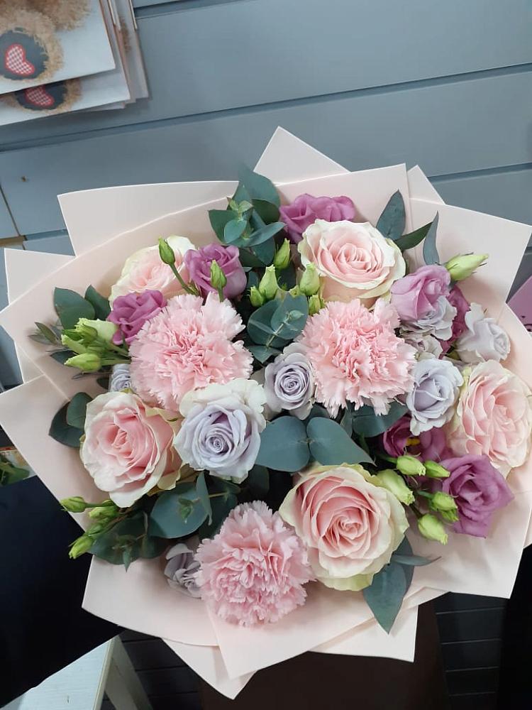 Букет цветов из: Розы, Гвоздики и Лизиантусы в Бирючах