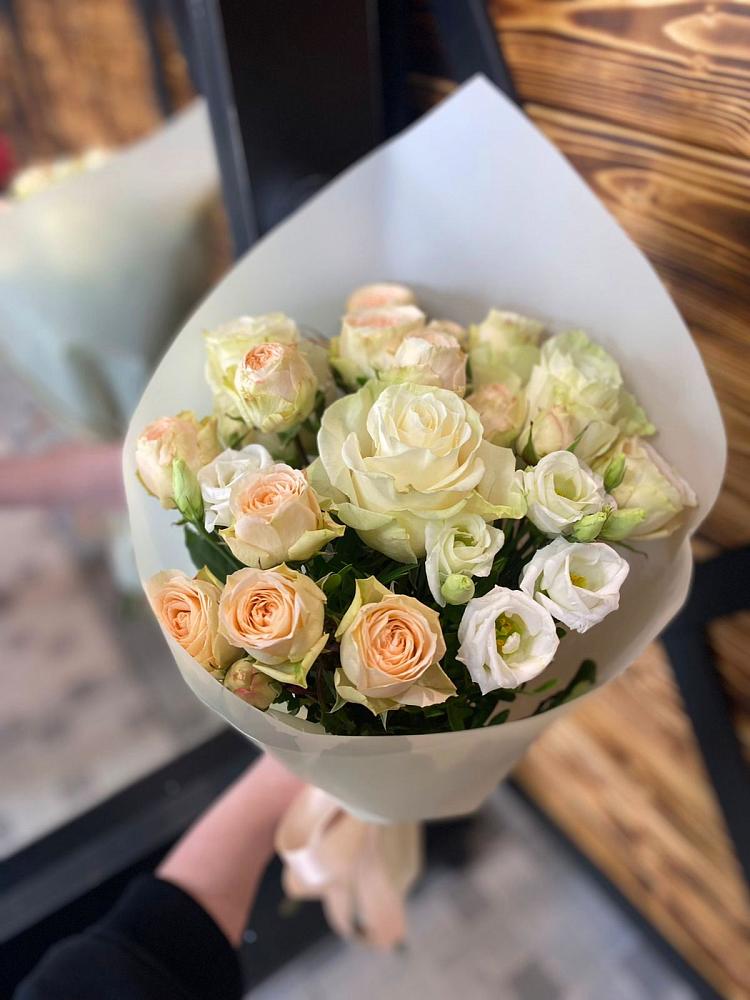 Букет цветов из: Розы и Лизиантусы в Бирючах